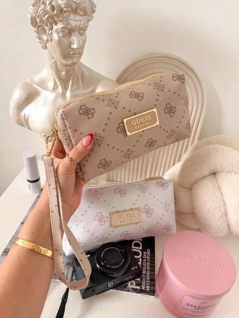 Cosmetiquera Guess 