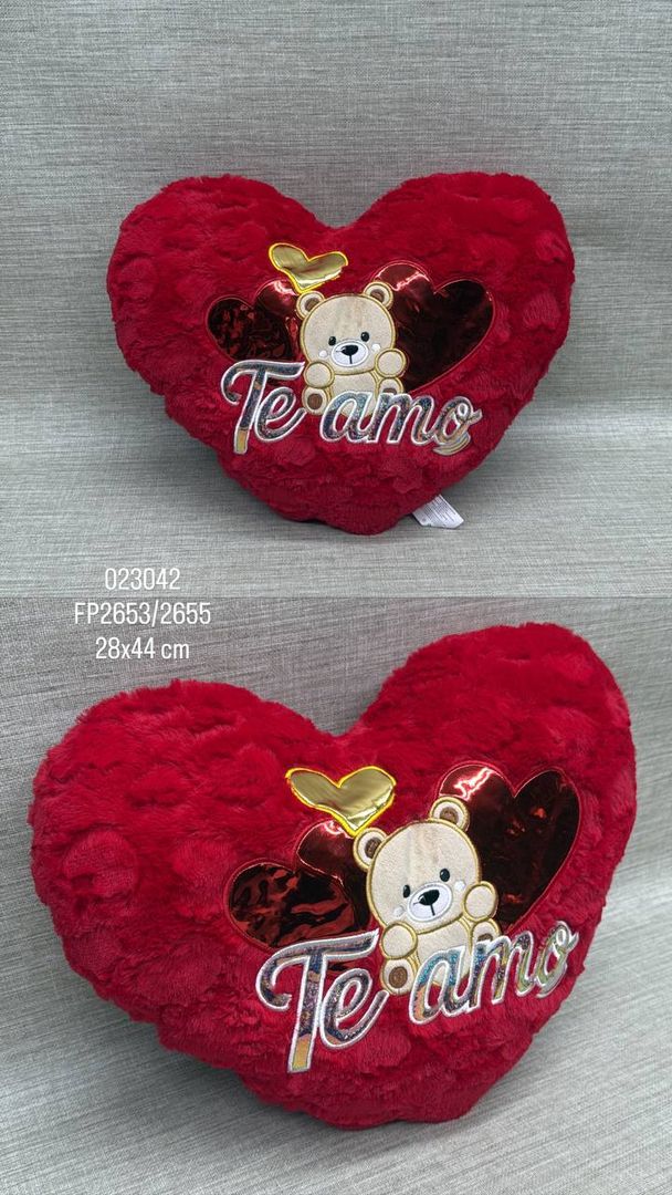 COJIN CON FORMA DE CORAZON BORDADO ( TE AMO )