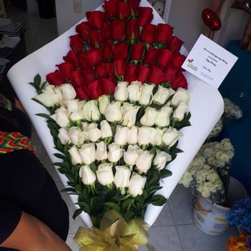 Imagen del producto  engalanado grande 7 docenas de rosa