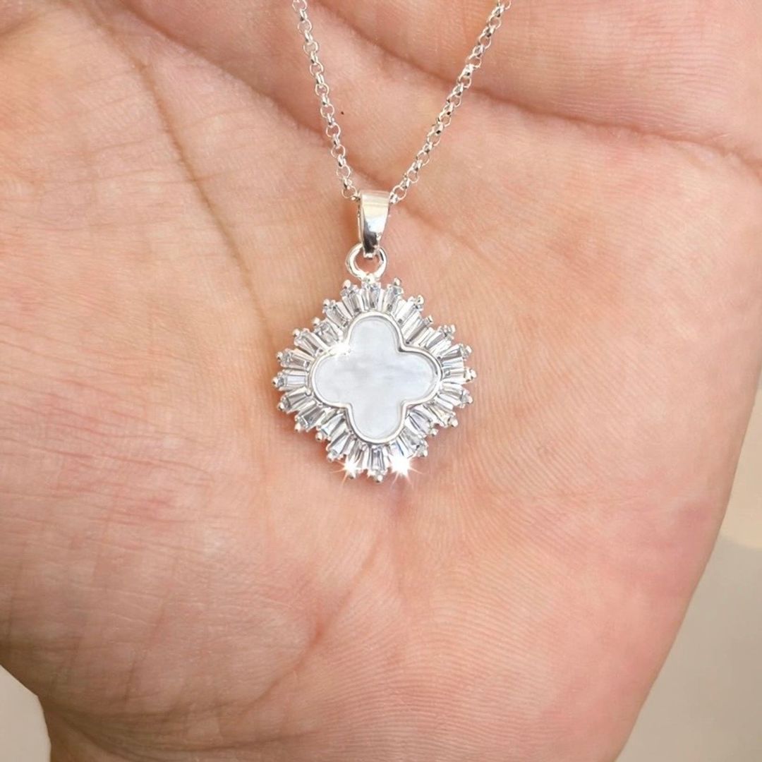 Collar trébol blanco 