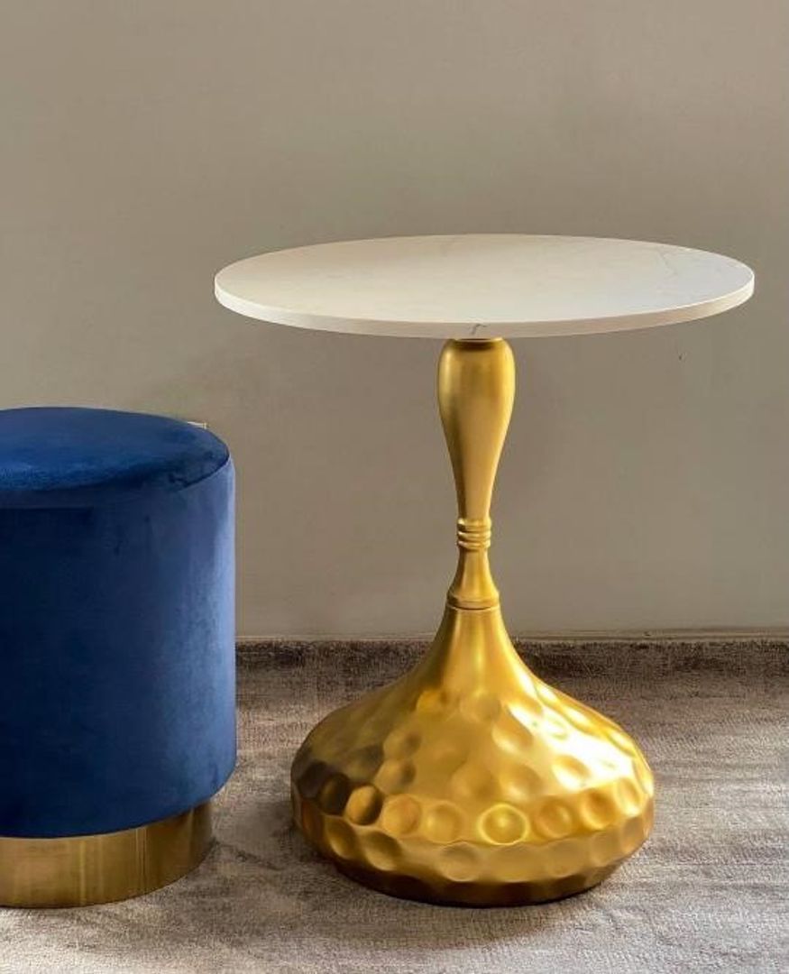 Mesa dorada en metal y marmol