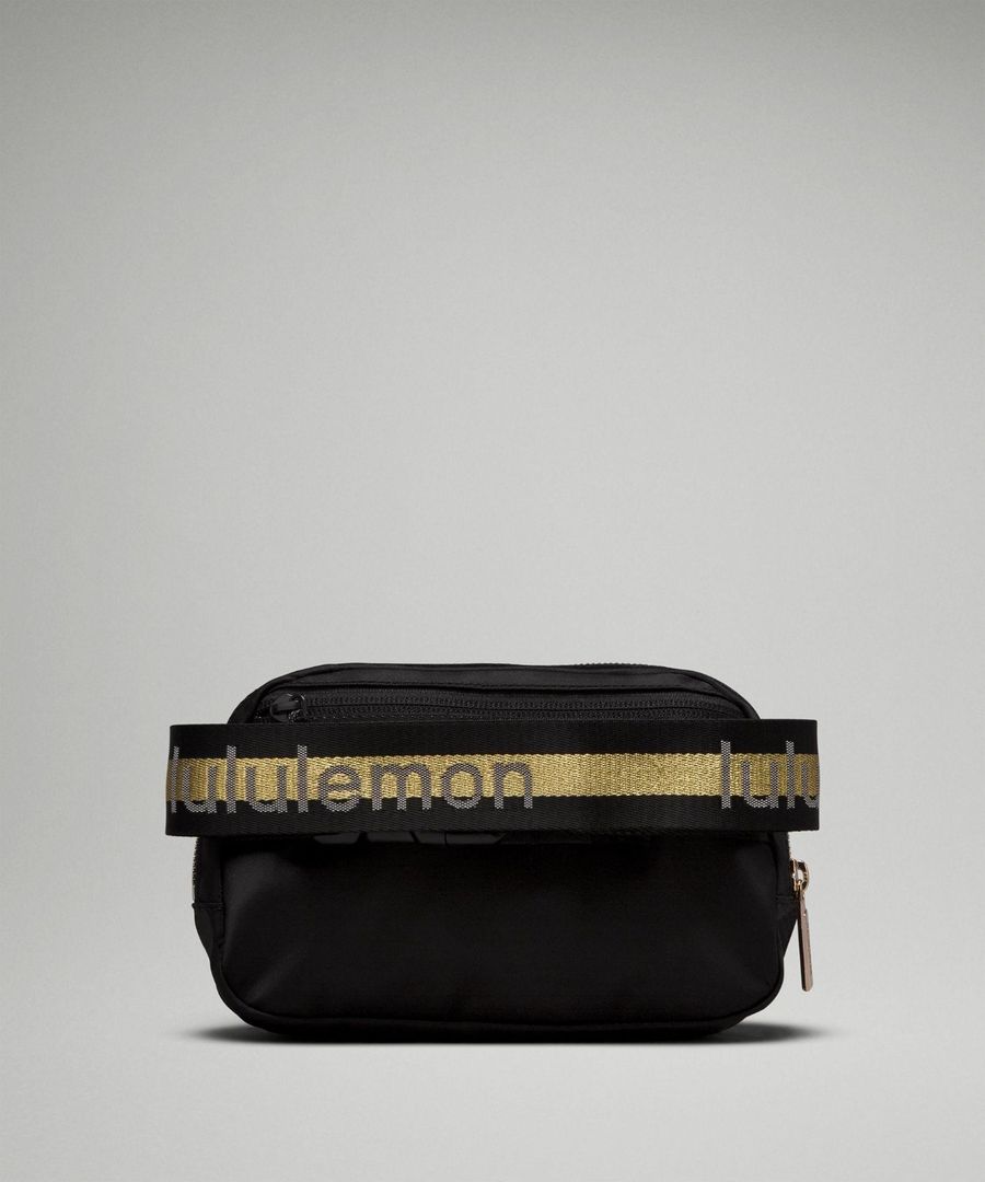 Wordmark Belt bag Black/golden