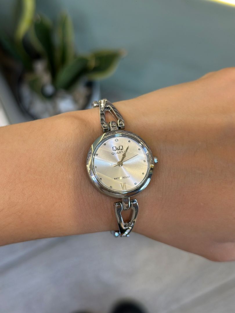 Reloj Q&Q plateado con blanco 