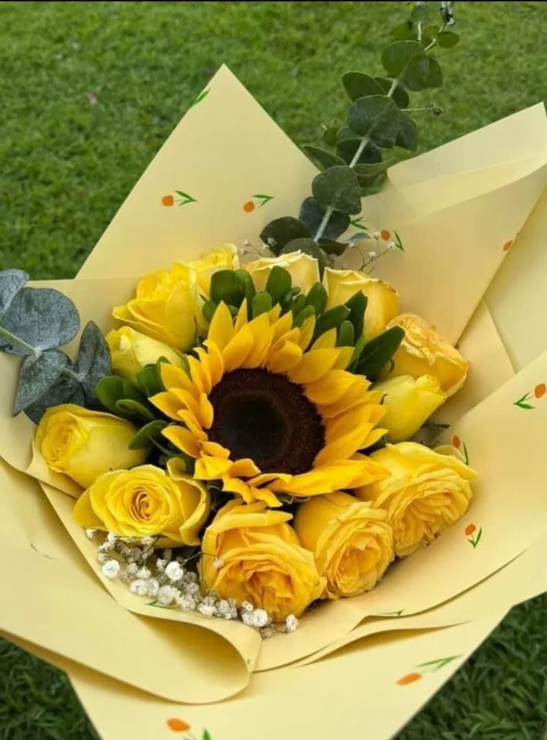 Rosas y girasol
