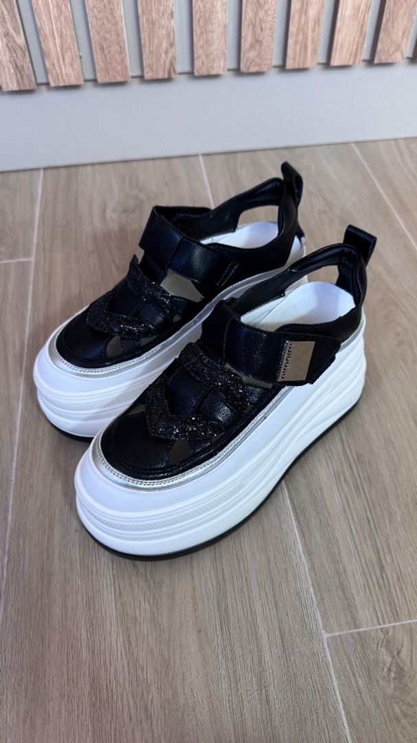 Tenis sandalia corazón 