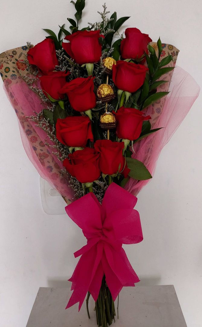 engalanado  12 rosas y chocolates