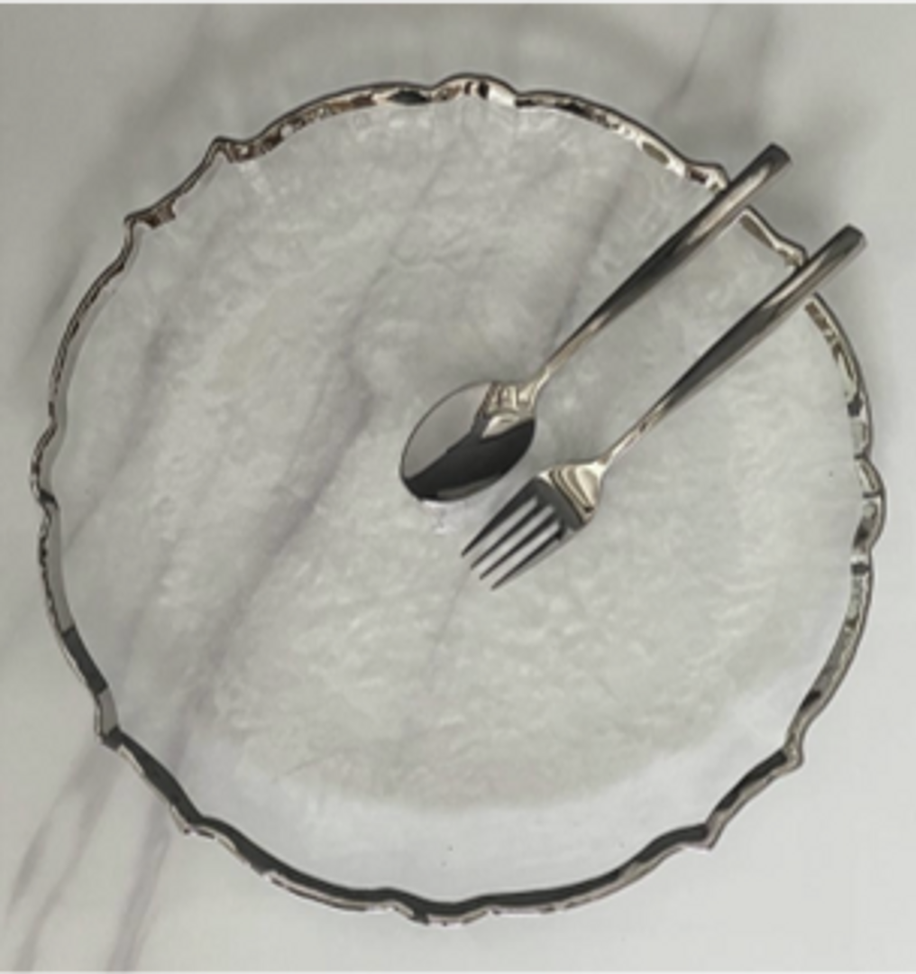 PLATO BAJO EN CRISTAL TRANSPARENTE BORDE PLATEADO