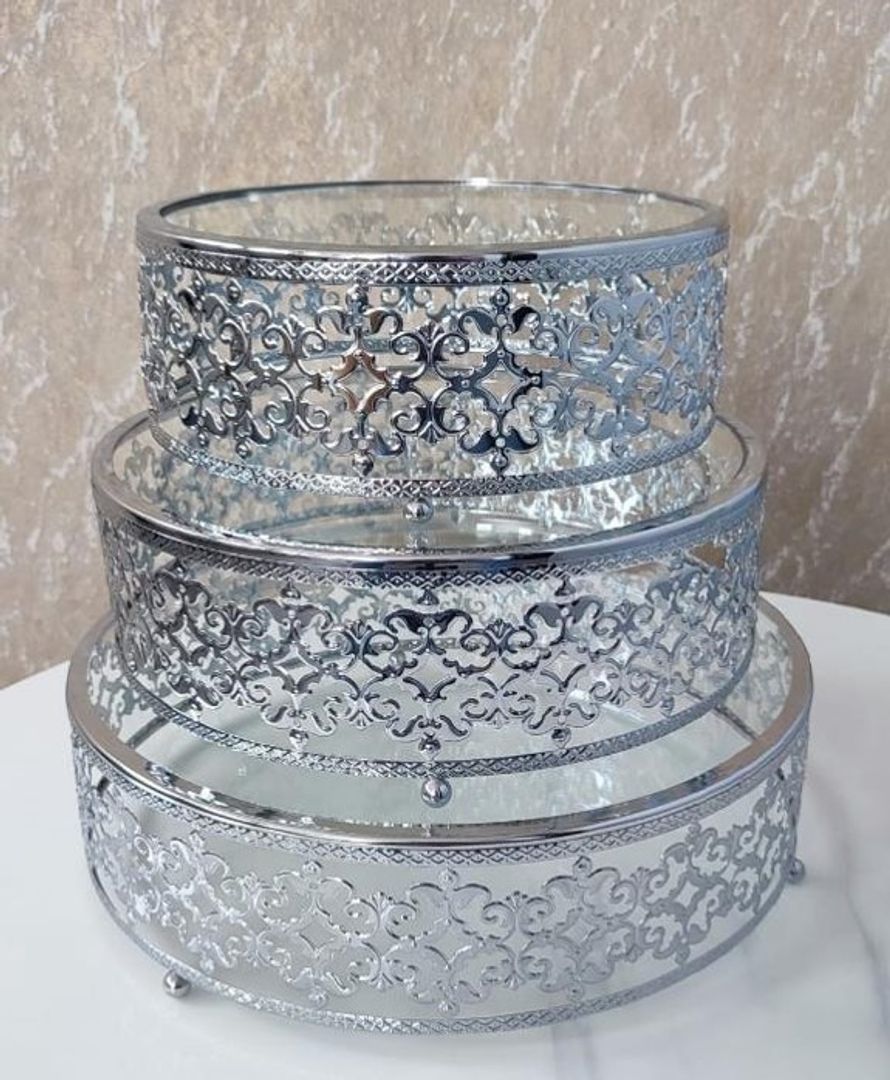 Set de tres bases en metal color plateado con acrílico