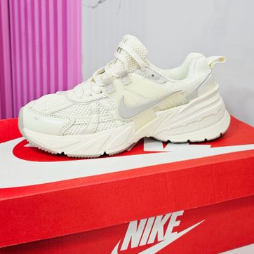 NIKE V2K RUN CREMA - imagen 1