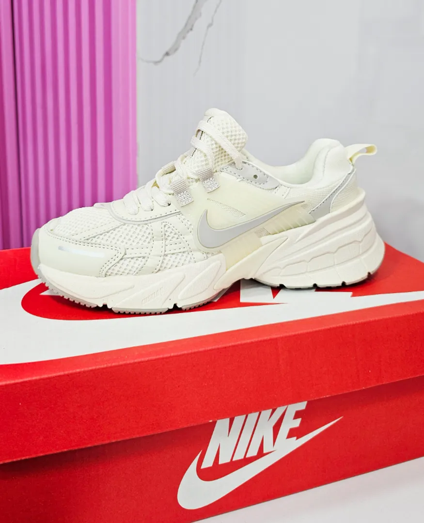 NIKE V2K RUN CREMA