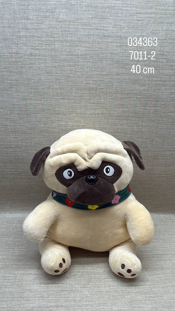 PERRO PUG CON COLLAR 40 CM