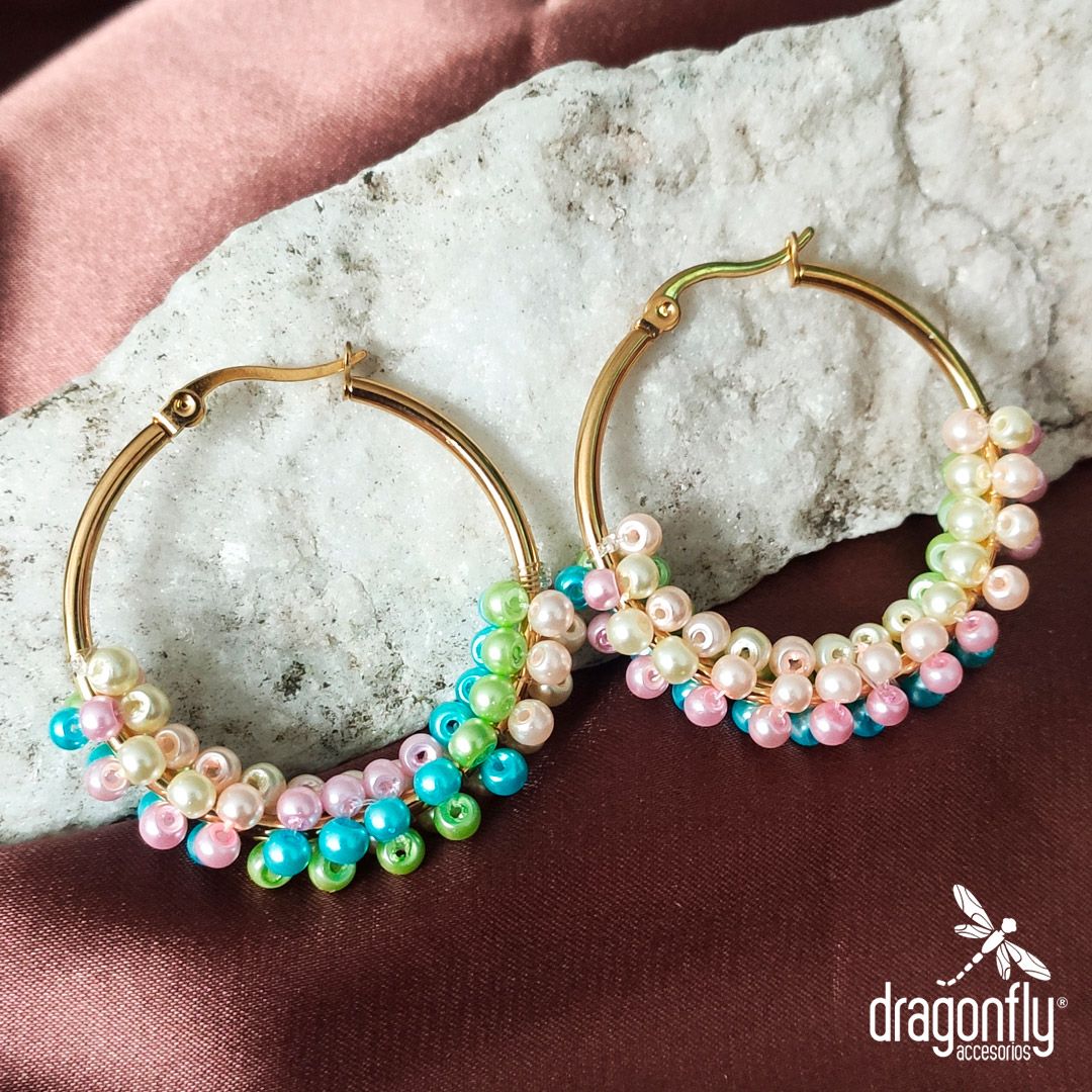 candongas en acero tejidas a mano con  perlas multicolor