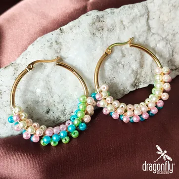 Imagen del producto candongas en acero tejidas a mano con  perlas multicolor