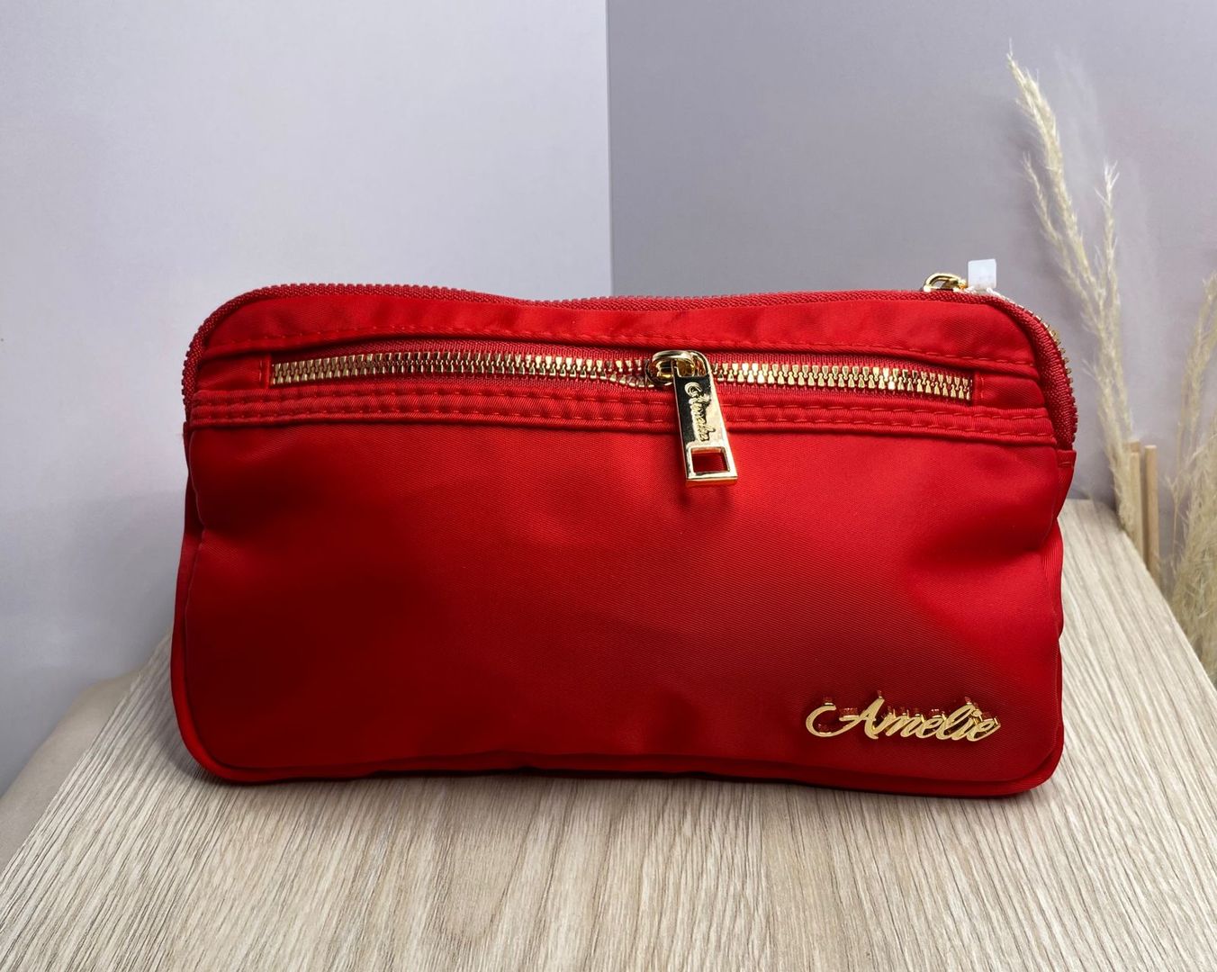 Canguro rojo, negro y plateado 