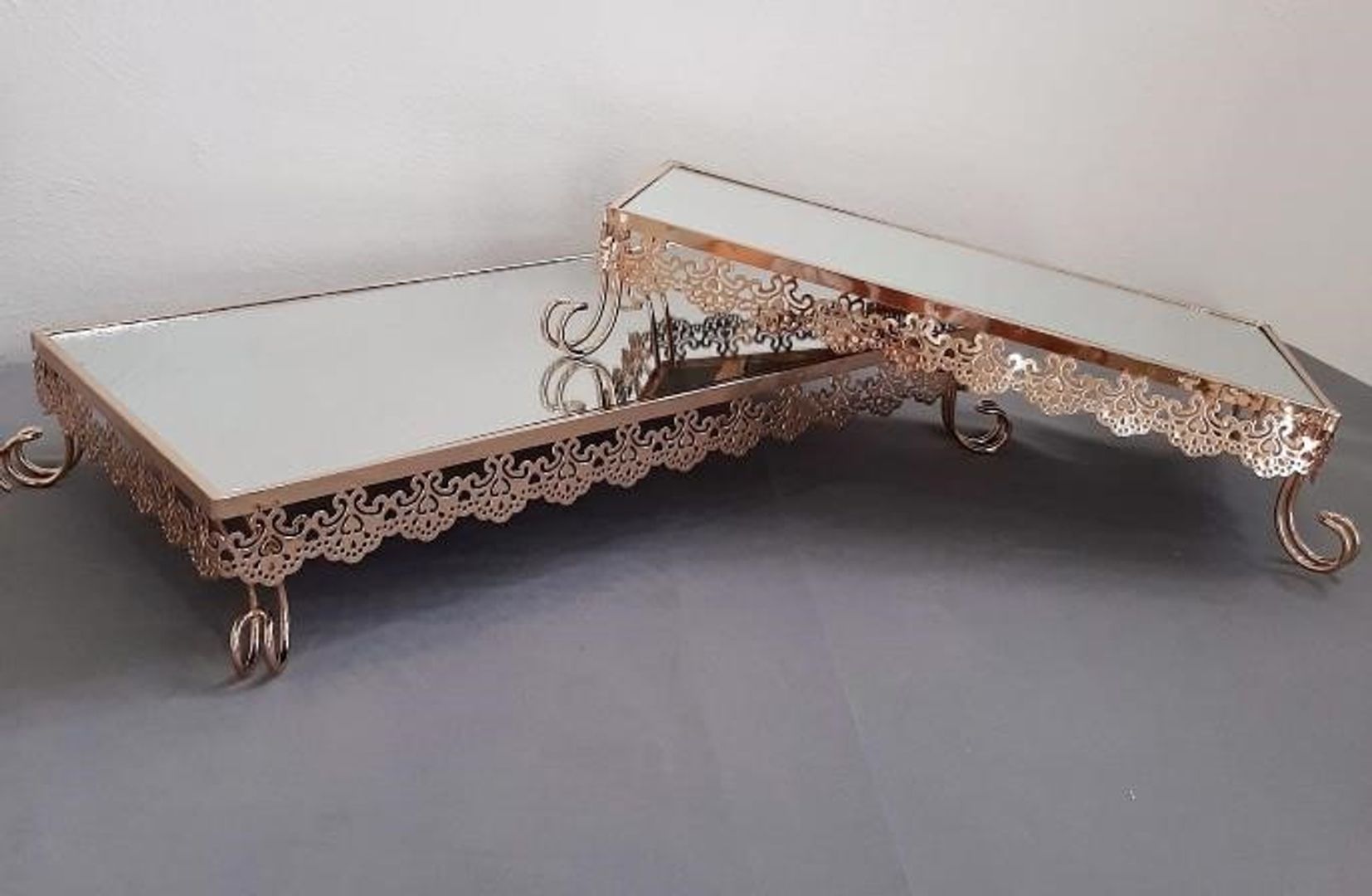 Set de dos bases en metal color dorado con espejo