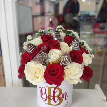 Imagen del producto Box de rosas con frutillas 