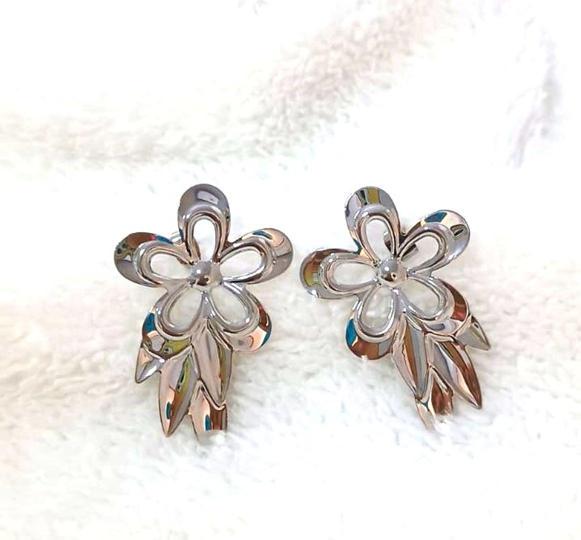 Topo flor aretas baño en rodio dorada y plateada