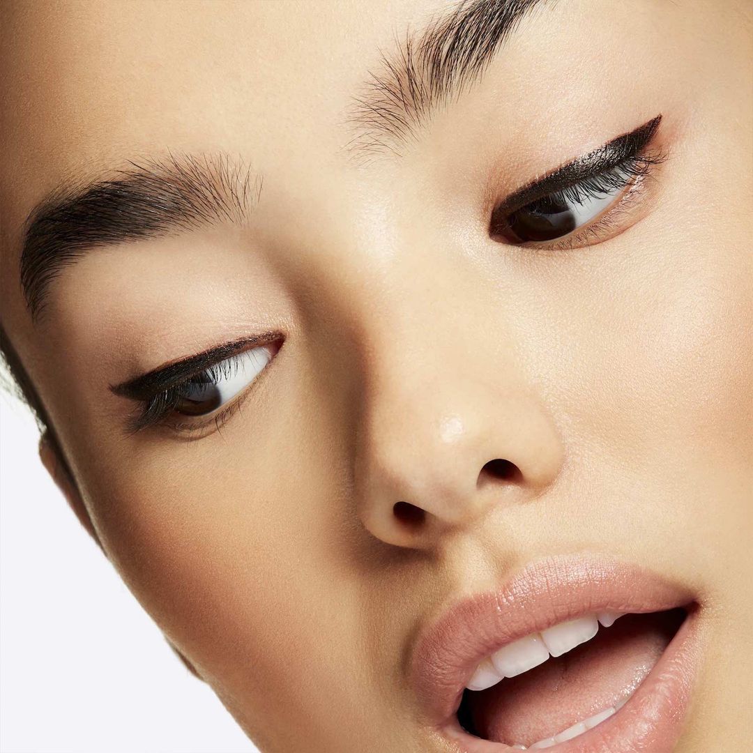 Delineador de ojos Brushstroke 24-Hour Liner