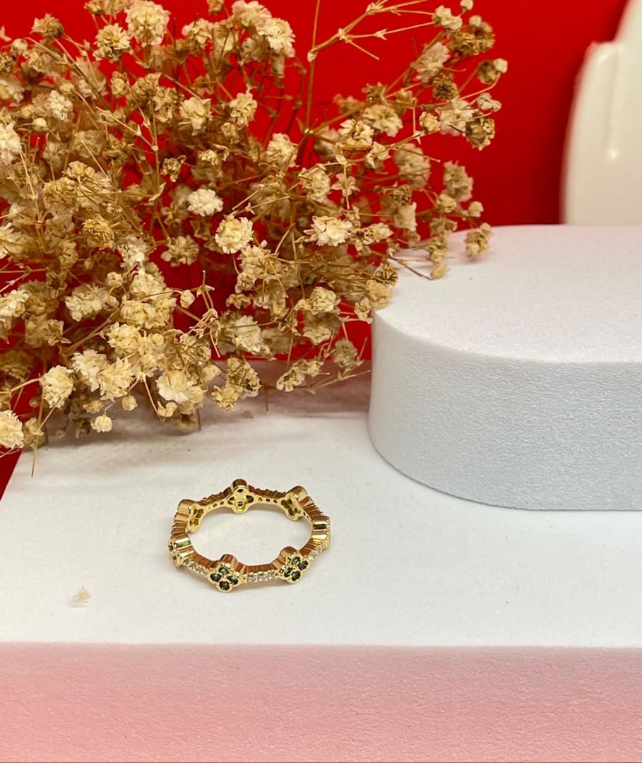 Anillo van cleef verde circonias continuo