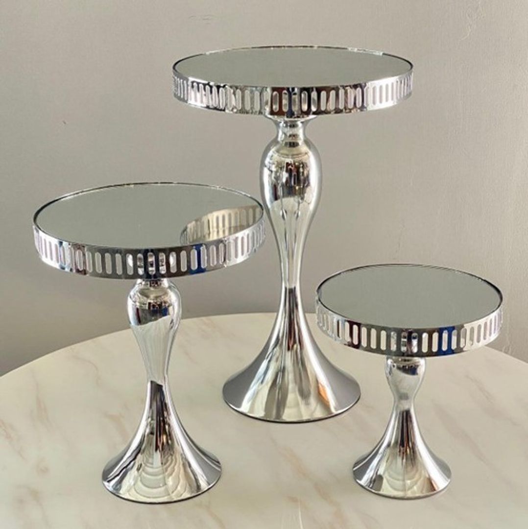 Set de tres bases en metal color plateado con espejo