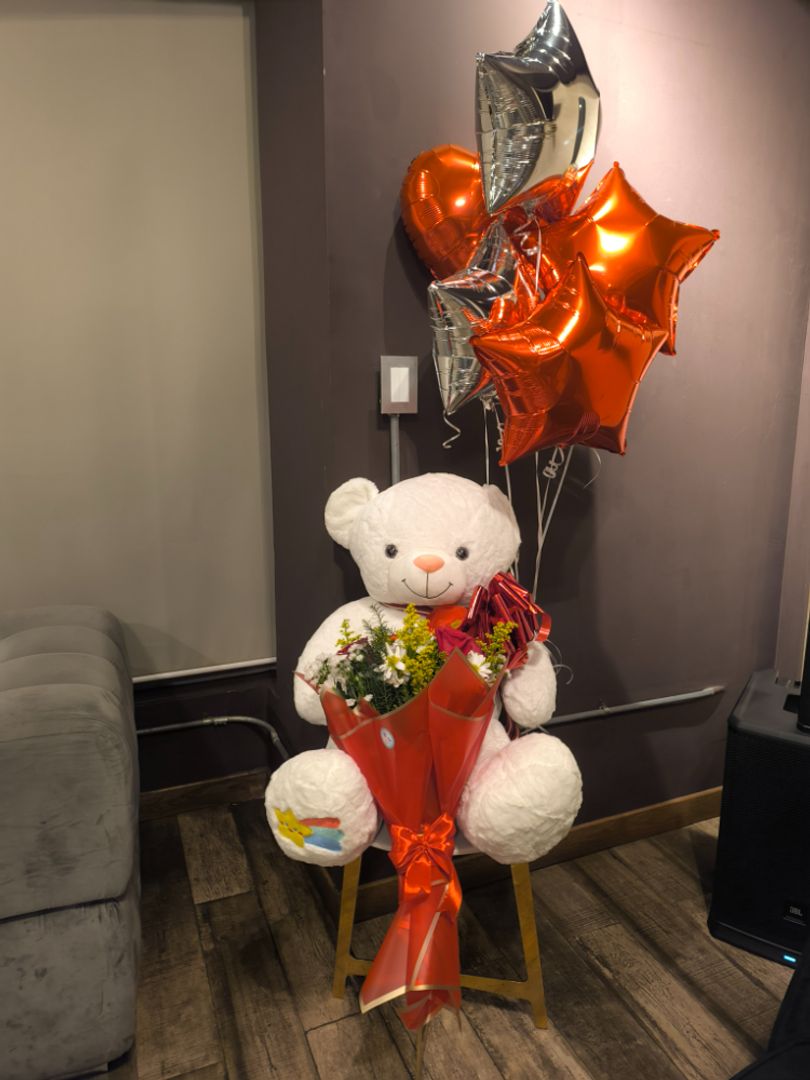 ARREGLO OSO CON GLOBOS Y FLORES 