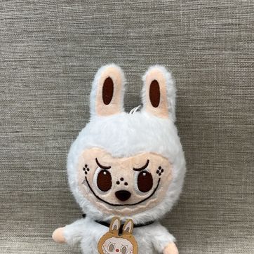 Imagen del producto LABUBU BLANCA DE 26 CM 