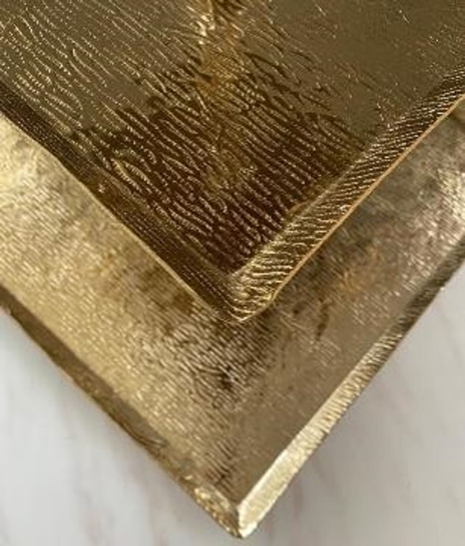 Base para pasteles dorada en acero martillado