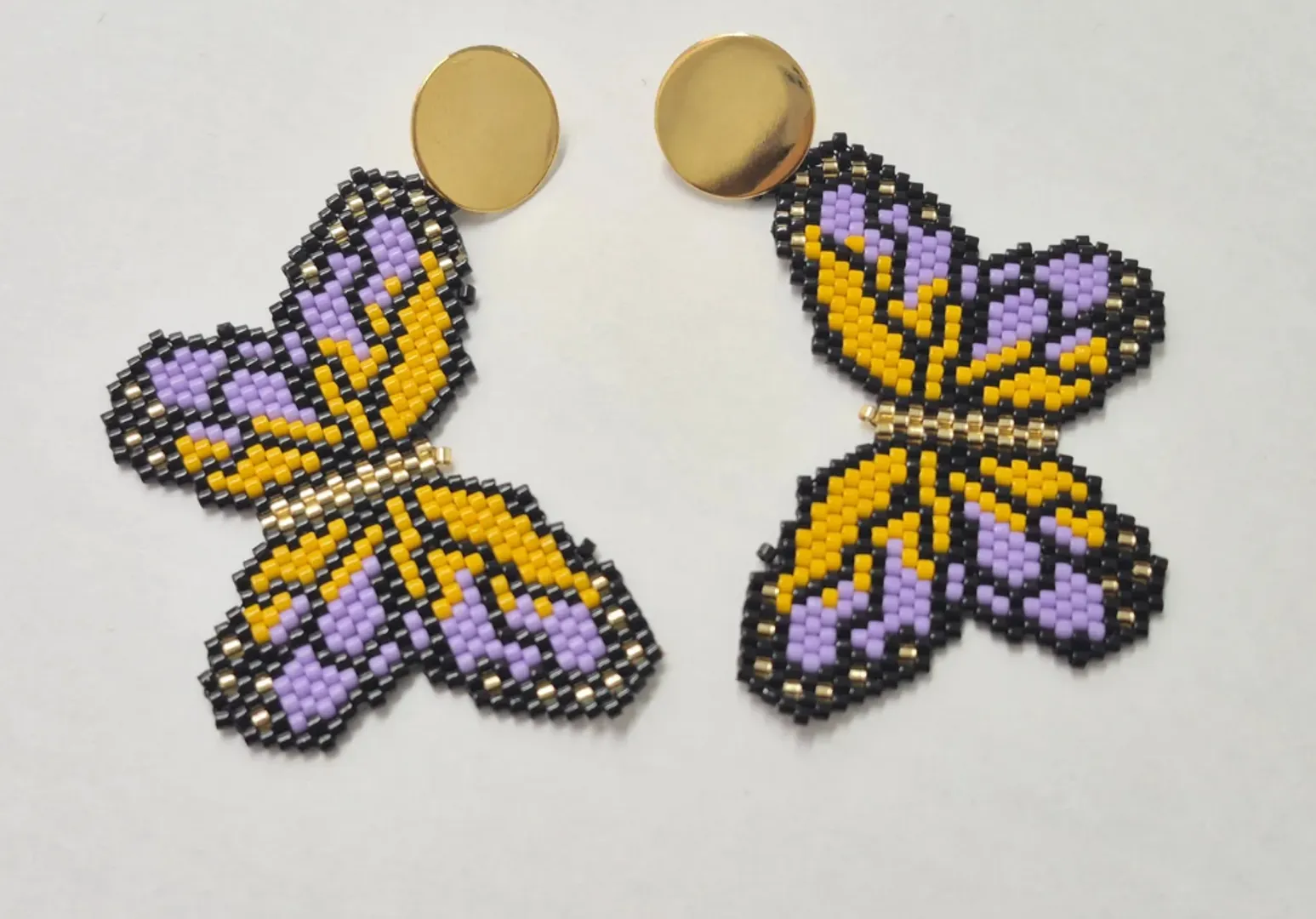 Arete Mariposa Miyuki con Topo Dorado