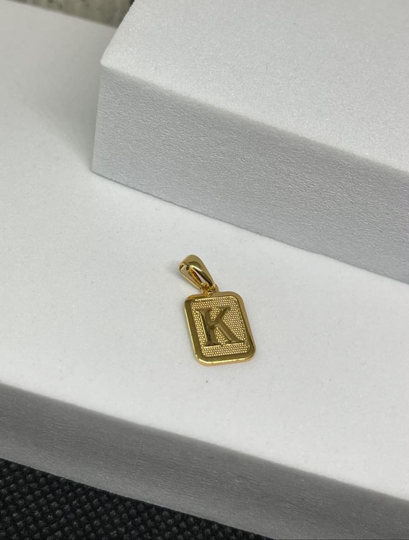 Dije letra K placa diamantada