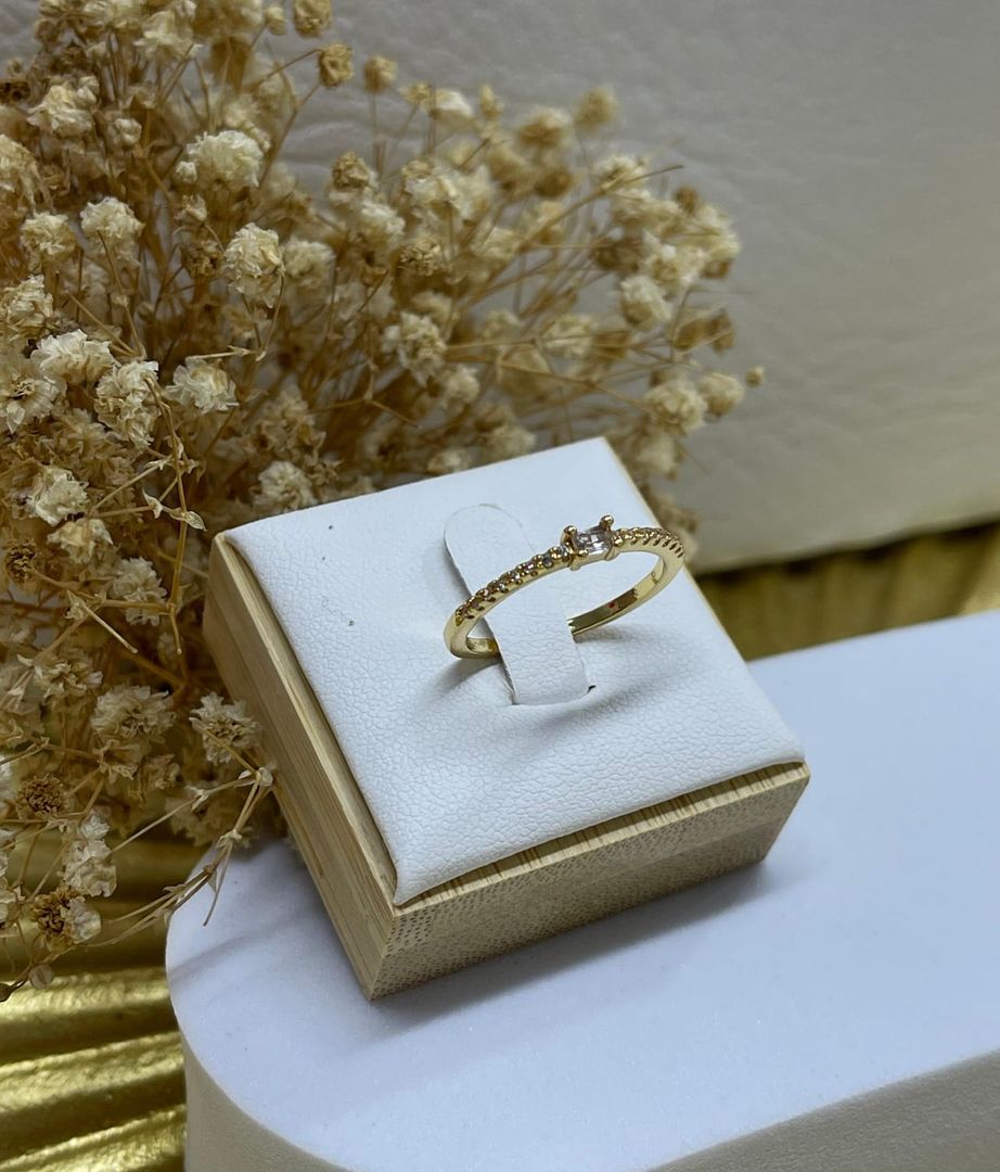 Anillo solitario cristal circonias rectangular