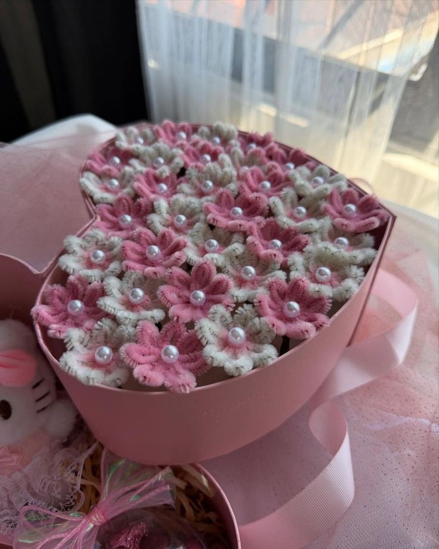 Caja Mini margaritas con perla (40 flores)