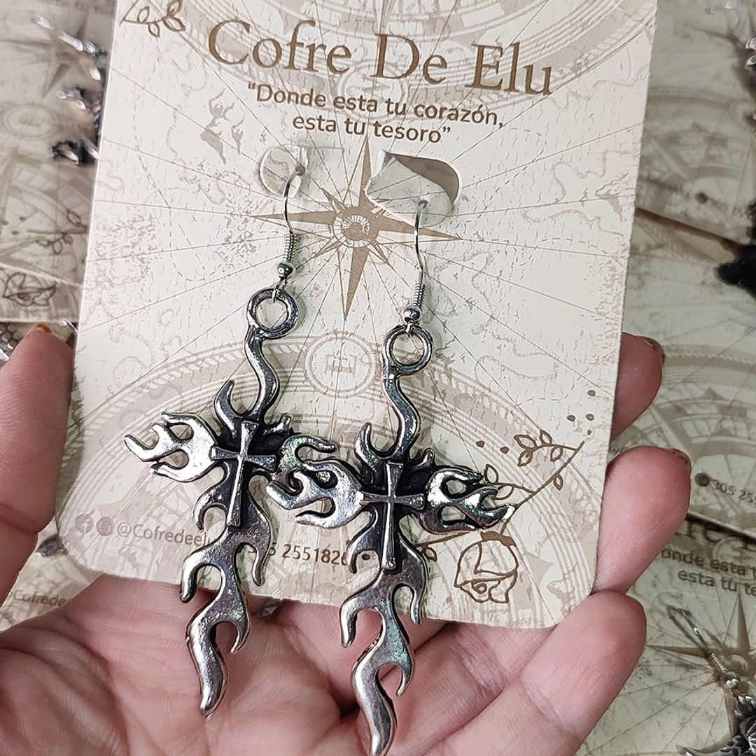 ARETES CRUZ