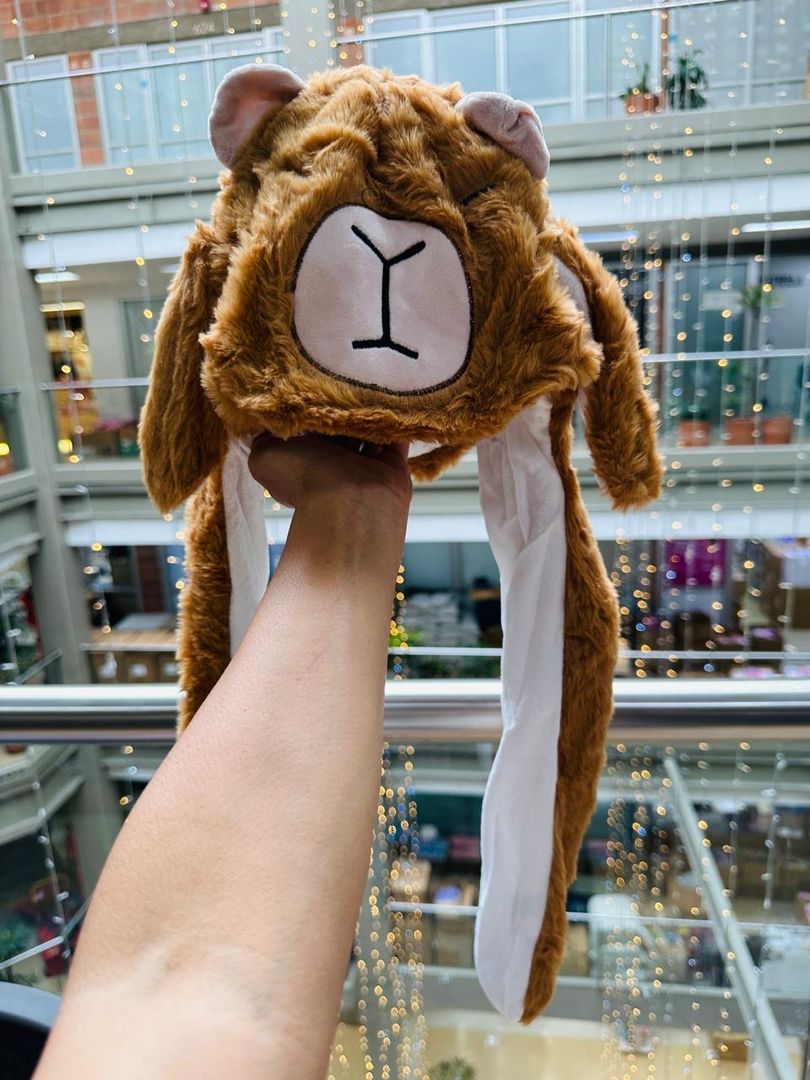 gorros de personajes que mueven orejas y tienen luces