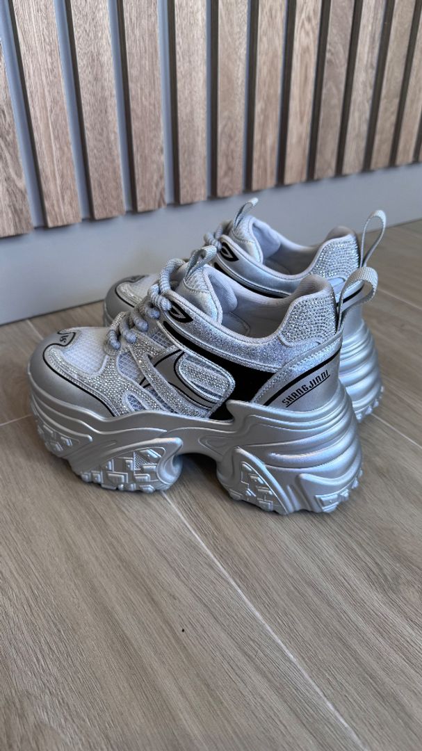 Tenis plataforma con piedras 