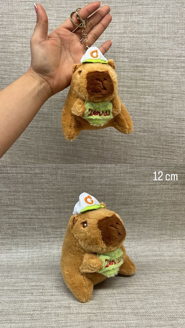 LLAVERO CAPIBARA CON GORRA 12 CM 