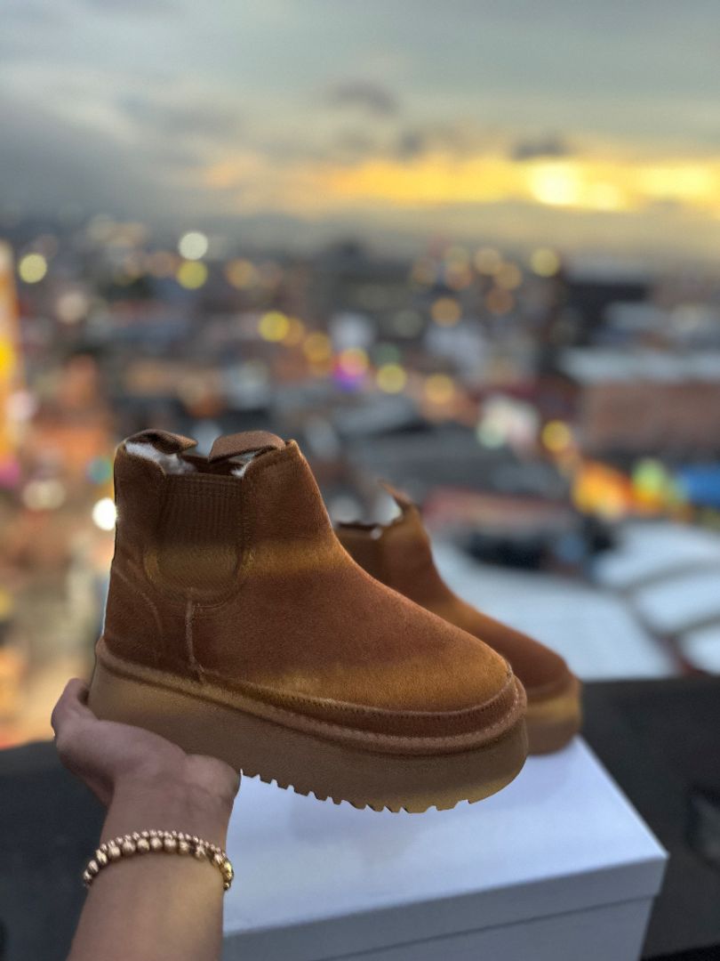 BOTA ALTA TIPO UGG_