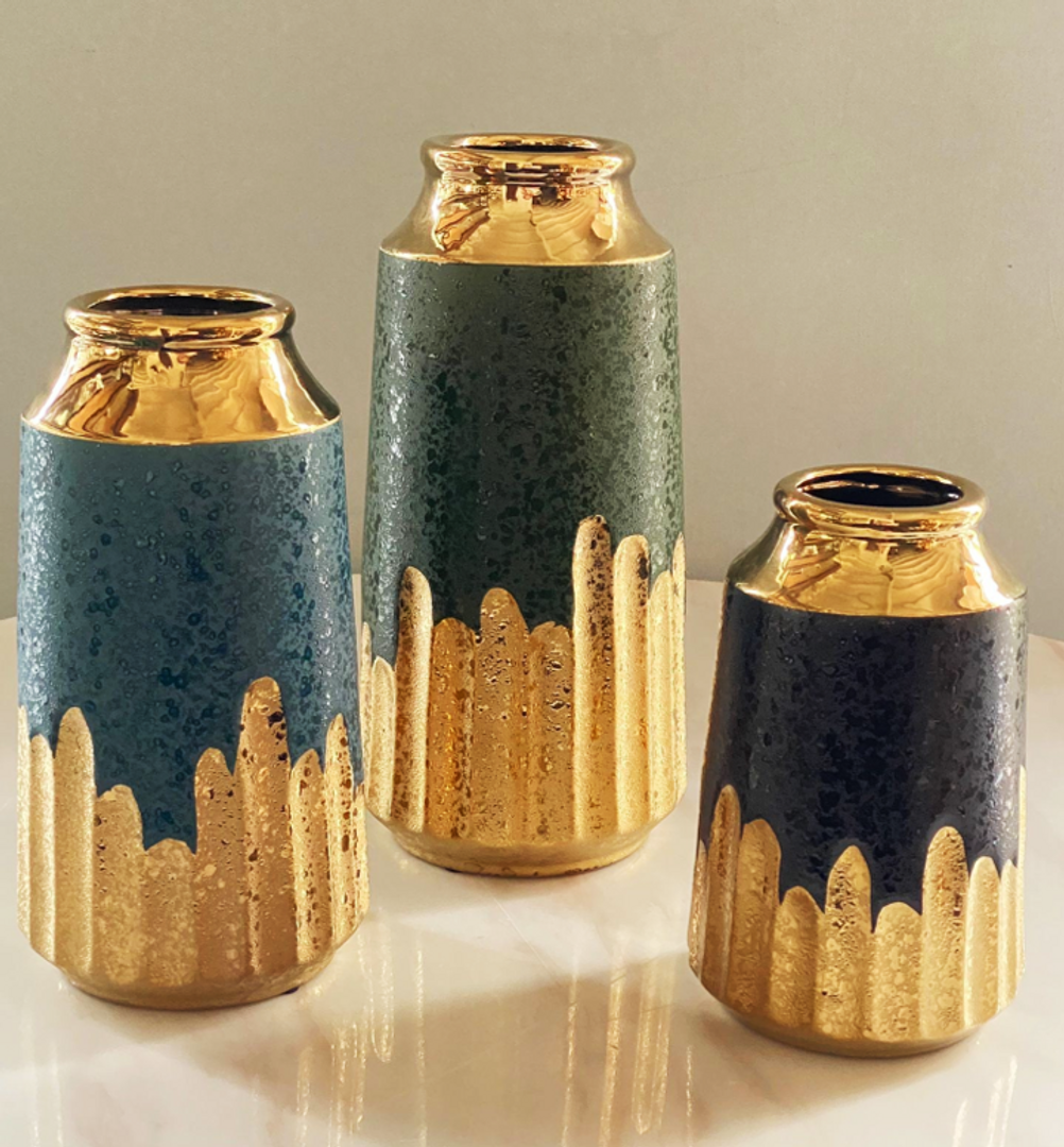 Floreros dorados en cerámica.