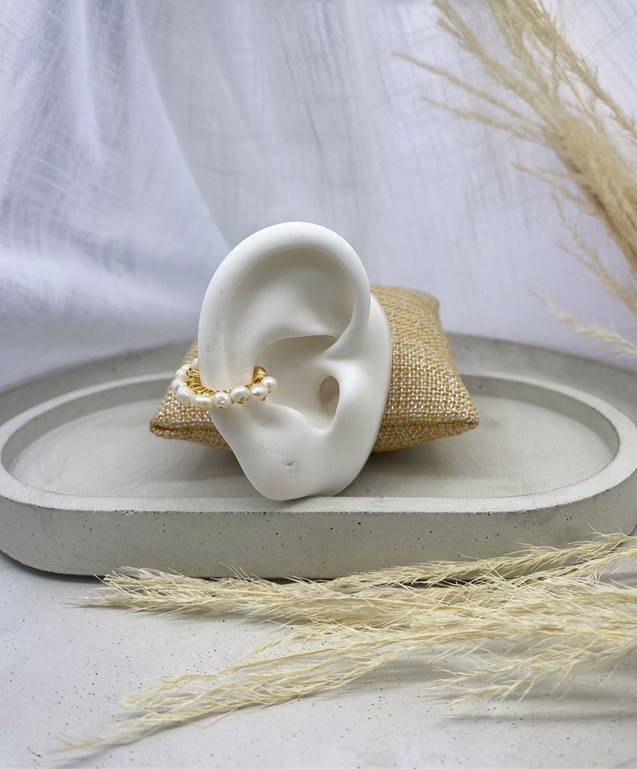 Earcuff artesanal, blanco, covergold 