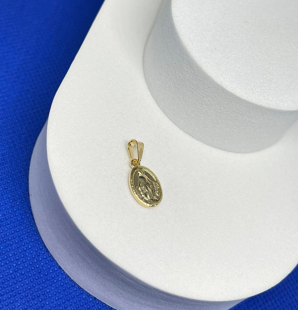Dije virgen milagrosa ovalada mediana lisa tallada