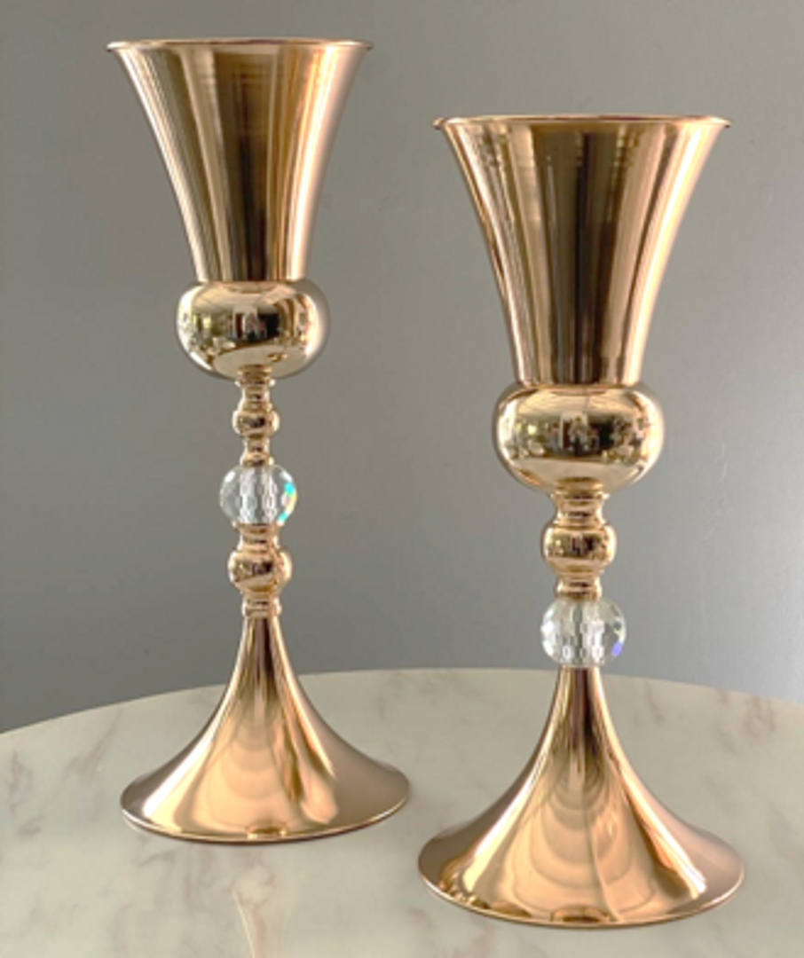 Bases para flores dorada en metal.