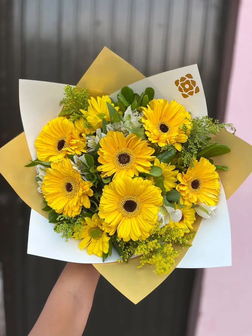 x8 gerberas y follajes