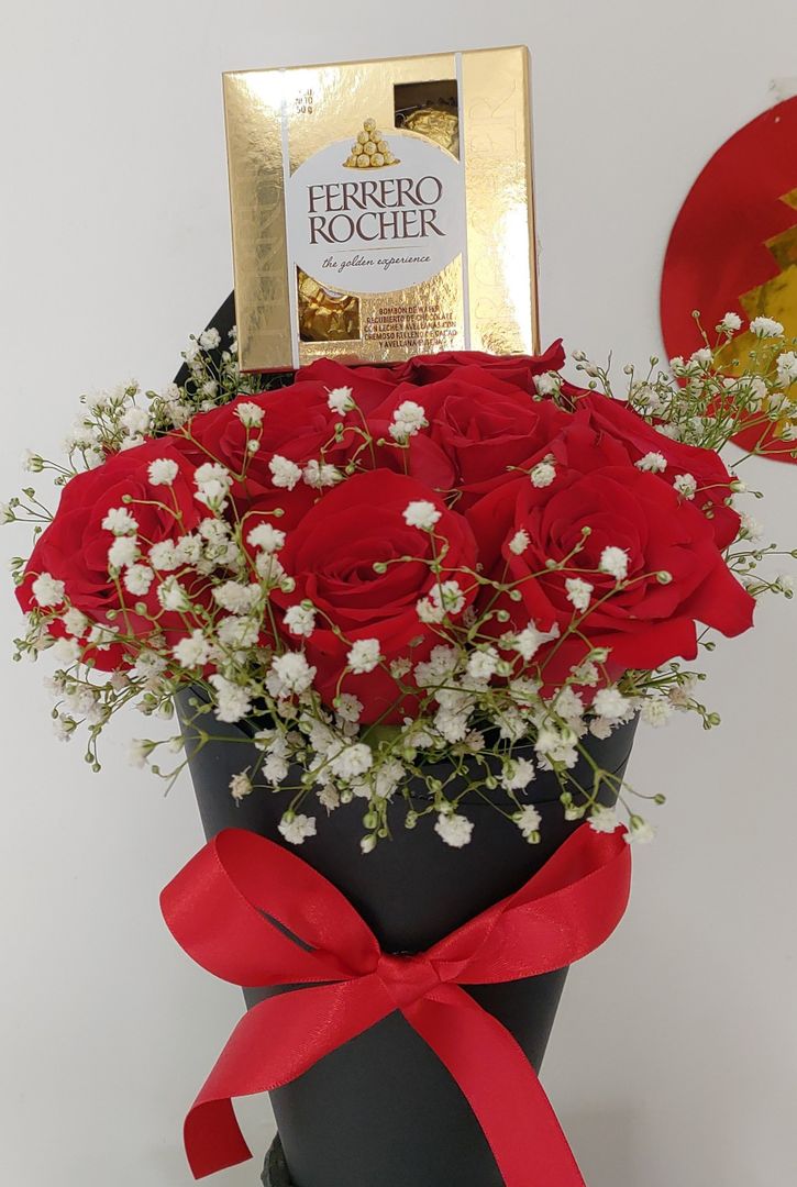  cono rosas  8 y chocolates ferrero por 4 unidades