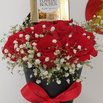 Imagen del producto  cono rosas  8 y chocolates ferrero por 4 unidades