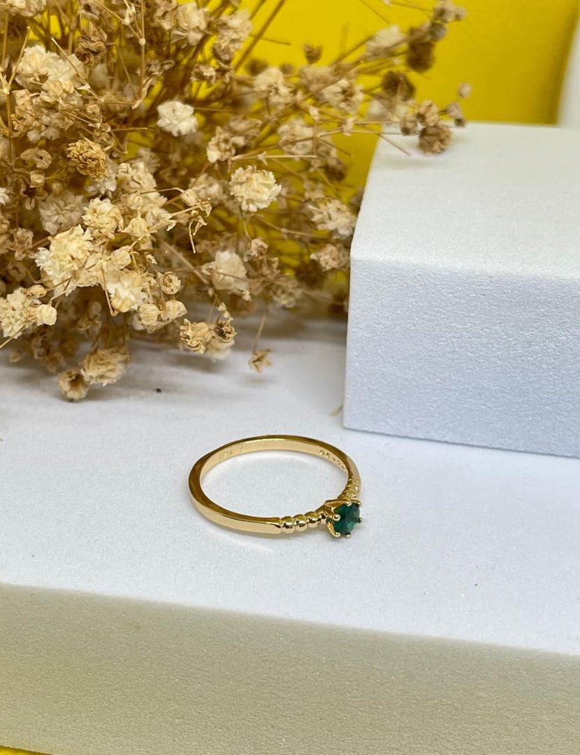 Anillo solitario verde de balines lisos