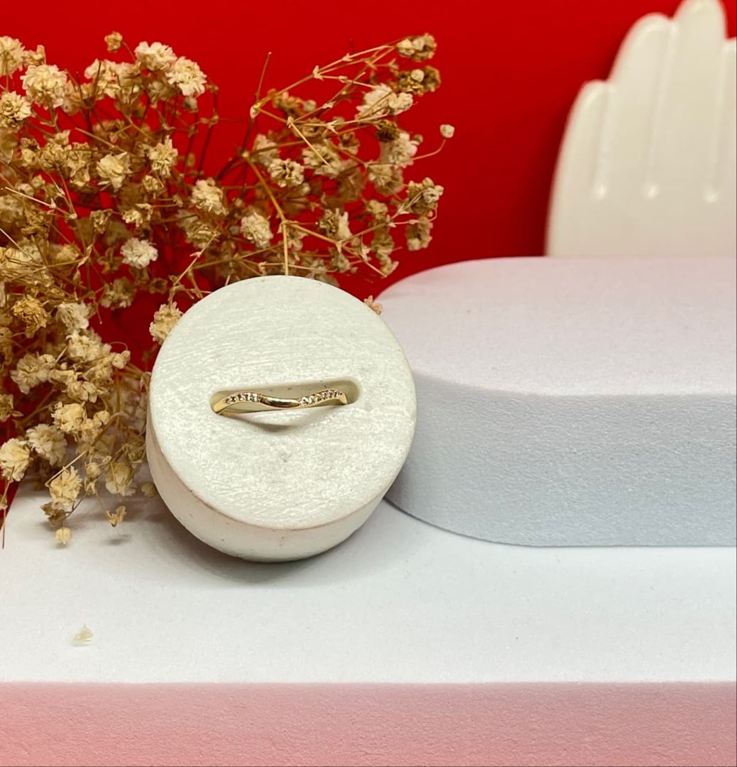 Anillo ola curvo cristal circonias