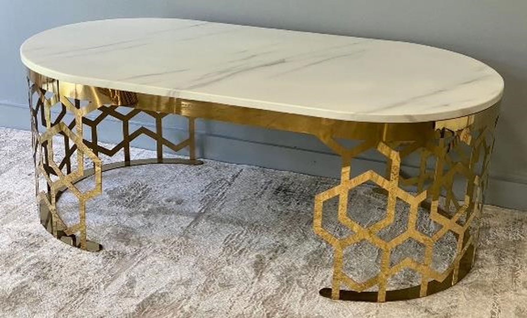 Mesa dorada en acero y marmol