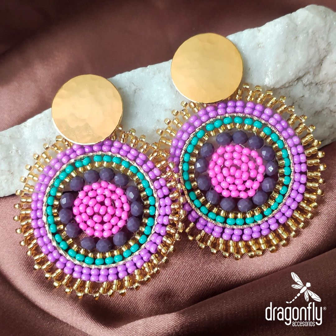 arete bronce mandala  circular tejido a mano en mostacilla y muranos lila - doarado