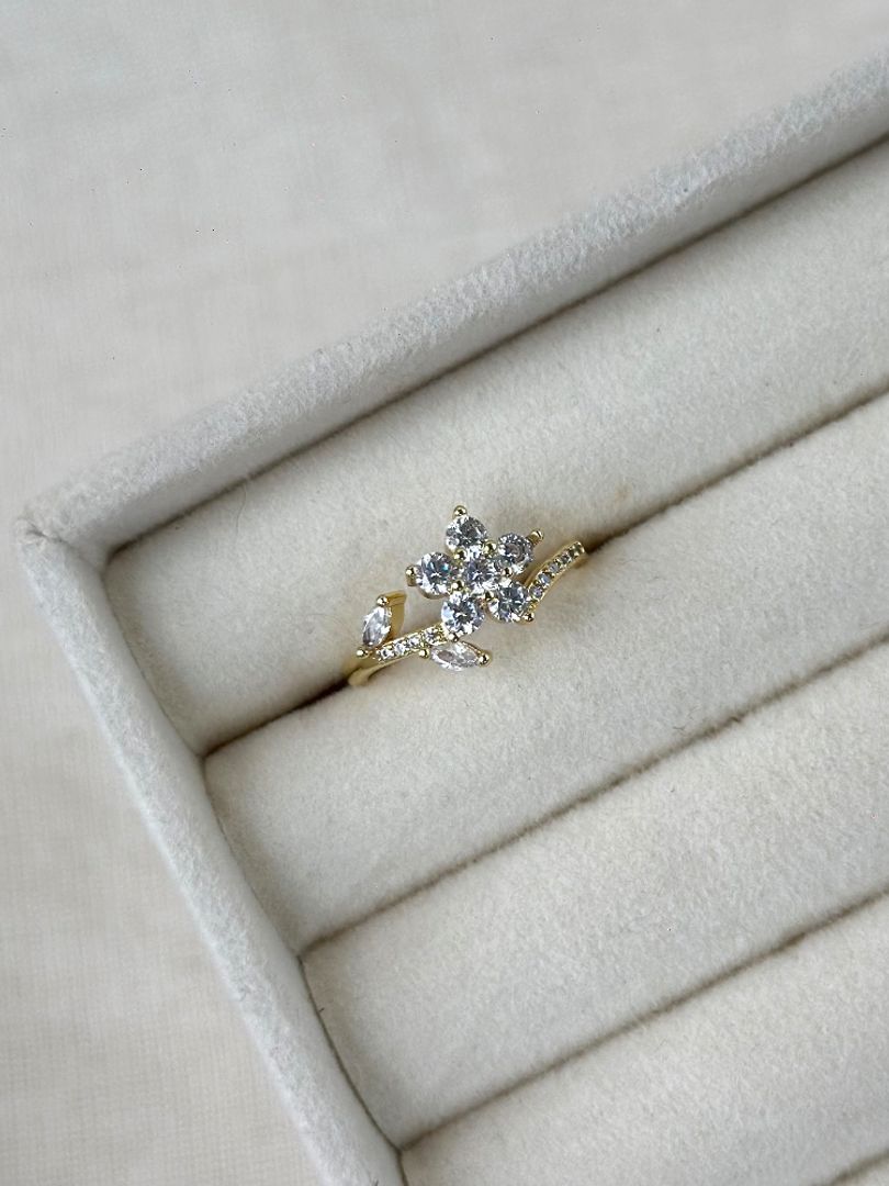 Anillo flor circones 