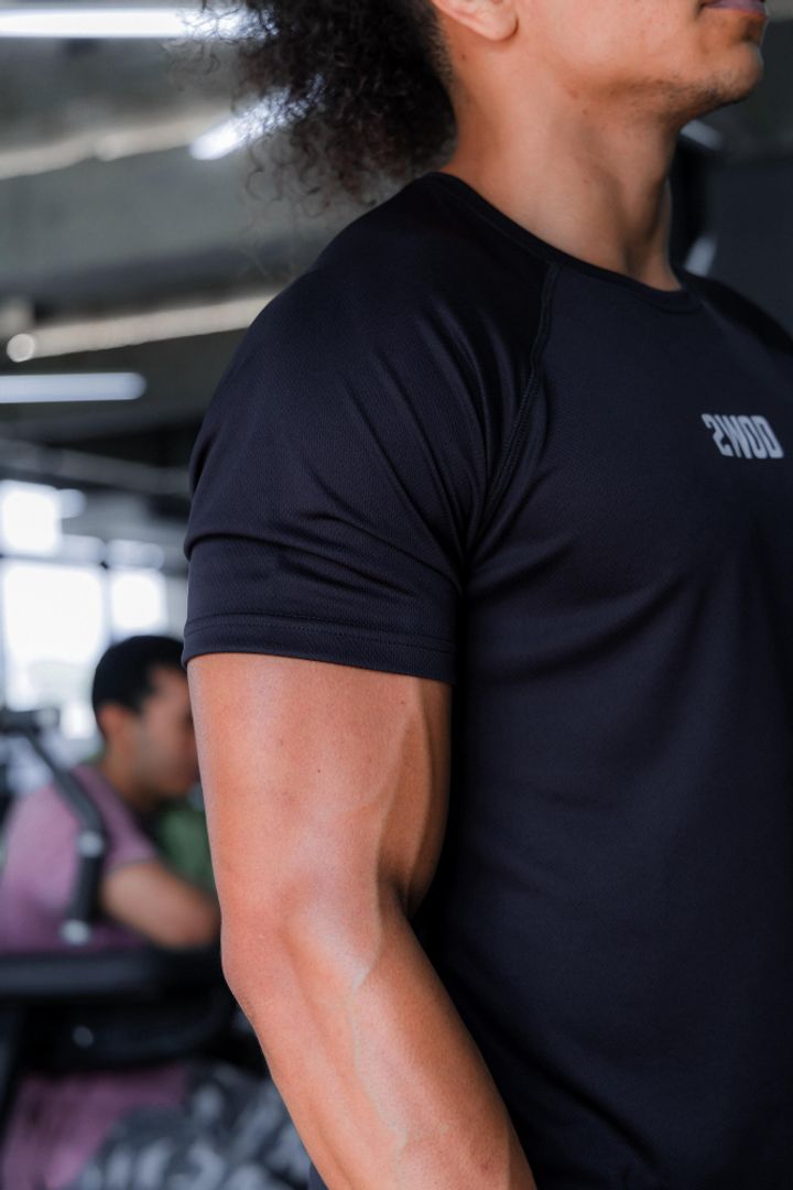 CAMISETA SLIM FIT NEGRA