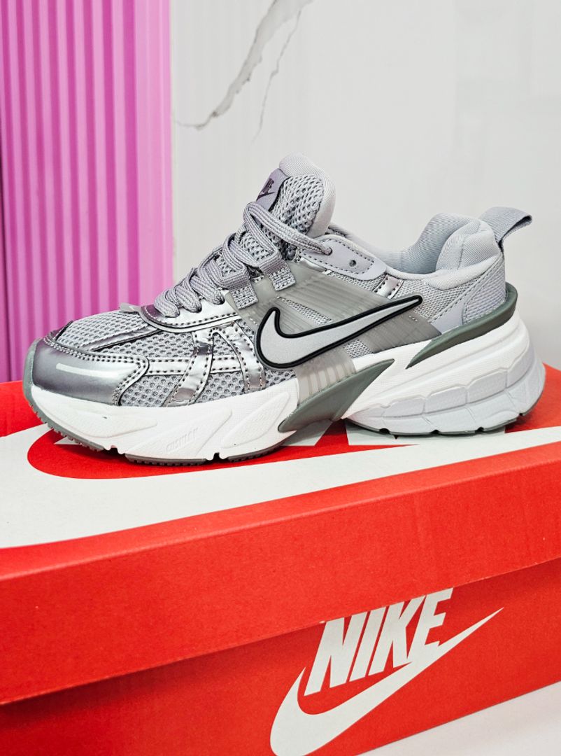 NIKE V2K RUN GRIS